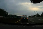 影/警車國道3號當「路隊長」龜速行駛！後車駕駛不滿擋道投訴　警方解釋了