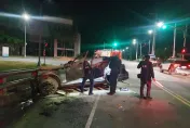 快訊/高雄大寮嚴重車禍！賓士失控自撞護欄「車頭全毀零件散」駕駛OHCA送醫不治
