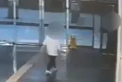 驚悚畫面曝！「8刀」女大生竟把自己塞進板橋車站置物櫃　凌晨「出櫃」追砍保全