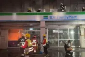 影/嘉義全家「頂樓失火」！延燒5戶4店家、隔壁50嵐全面燃燒