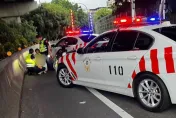 影/叫小賀！無照猴雙載「沒戴安全帽」奔馳國道　還反拍「警追片」po網