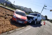 一撞定輸贏！苗栗國產、進口休旅車「農田大對決」畫面曝光