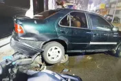 影/S型倒車！7旬翁「油門當煞車」暴衝　6秒毀11車路人急奔逃