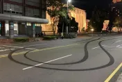影/燒胎畫面曝！竹市議會前「甩尾燒胎痕」　車主辯：後差速器壞掉