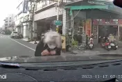 白髮婦雙手護胸「助跑」撞車！畫面曝光　釣出不少受害者：碰瓷慣犯