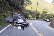 拓海差點變填海！北宜BMW過彎撞山壁翻車　駕駛離奇無傷