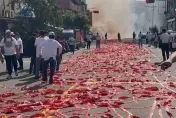 高雄左營廟會遶境驚見「鞭炮紅毯」！　濃煙瀰漫狂吞24張罰單...總金額曝