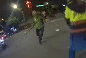 影/二師兄是你嗎？男子拿釘耙叫囂揮舞　警擊發電擊槍制伏逮人