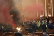 影/預算案「喬不攏」！反對黨議員怒點煙霧彈、縱火　阻止投票進行