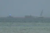 影/夏威夷美軍海上巡邏機衝出跑道落海　機上9人平安獲救