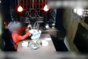 影/高雄慣犯香爐插香當「插秧」！怪男偷吃供品還抽菸開趴