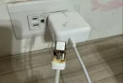 怕爆！iPhone15充電線沒在用竟「燒到溶解」　他回家聞濃濃焦味心有餘悸