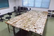 影/廣島回收廠撿到400萬日幣！員工驚：紙鈔塞滿「垃圾儲存槽口」
