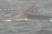 影/韓漁船深夜惡海翻覆！5獲救1失蹤「船長命危」船員站船腹待援畫面曝光