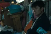 《此時此刻》劉俊謙拍鄭興MV慘變流浪漢！　住橋下「垃圾堆」落魄模樣曝