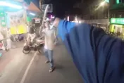 影/違停被叭理智斷線！賓士男怒持球棒嗆聲　騎士掏辣椒水槍自衛秒變孬