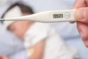 不尋常！病人多到不像夏天 連醫師自己也發燒、喉嚨痛  診間流感、新冠都很多！