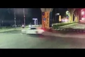 影/高雄保時捷失控影像曝光！「路口留下一陣煙」 剷平號誌桿維修上看數百萬