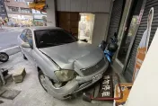 影/驚險瞬間！彰化鬧區汽車暴衝　剷平7車撞進民宅釀3傷