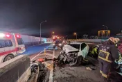 快訊/新北轎車自撞分隔護欄！車頭全毀　駕駛命危送醫