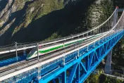 雲嶺天路盡收眼底！「麗江鐵路」26日通車　麗江到香格里拉「僅需1小時18分」