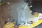 男把打火機扔火鍋！裝沒事烙跑　下秒「熱湯四射」原地爆炸