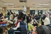 北京兒科醫院塞爆！家長自備「曬衣桿」掛點滴瓶好心酸