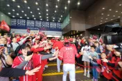 影/味全龍封王遊行抵達北市府！大廳湧進上千球迷　葉總喊話：再奪總冠軍