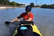 影/不怕塞車！陸男每天「划船12公里」通勤上班　堅持50天狂甩8kg