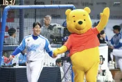影/韓職驚見小熊維尼上陣夯長打！慈善棒球賽球員造型超KUSO　笑翻球迷