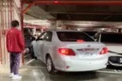 爆料找中天/好市多黑5停車悶！慘遭阿婆人肉佔車位還被嗆「我們有交涉」