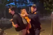 台中失控男曾被強制送醫　深夜又與宮廟遶境人員爆全武行　警直接摀嘴帶離