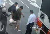 影/台中男滑手機逆向走被公車撞　PO文討拍遭酸「運將才是受害者」