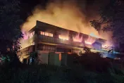影/柳營科技園區深夜大火！鐵皮倉庫狂燒　42勇消灌救、估財損破千萬