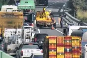 快訊/國3關廟段小貨車翻覆！物品散落外車道　後方大回堵