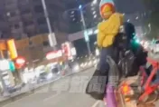 高雄驚悚「人體樂高」！騎車三貼小孩「站著」　後座鐵架掛滿雜物