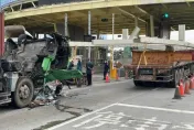 影/高雄港貨櫃車「車頭被扯倒」碎爛！「親上」前方拖板車　駕駛傷勢曝