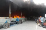 快訊/台南營造廠倉庫大火！黑煙遮蔽天空　40人21車灌救中