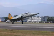 忠實服役四十餘年　F-5戰機最後夜航訓練完美謝幕