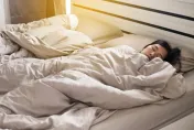 3/15世界睡眠日！女性「睡眠呼吸中止症」比男性多30萬人：跟荷爾蒙有關