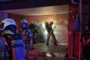 影/台南餐廳廚房清晨竄火舌！消防鋸鐵門衝火場灌救　幸無人傷