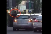 影/「小蜜蜂」恍神撞車曝夾層秘密！警靠螺絲起子翹出毒品　台中男販毒遭起訴