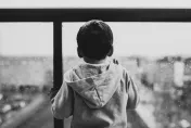 狠心後母掐脖、頭撞地虐死6歲繼子！在美國關11年返台後再被起訴