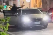 快訊/開槍影像曝光！高雄晚間驚傳槍擊案　18歲男疑債務糾紛大腿中彈