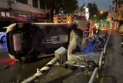 影/想洗車？樹林男打瞌睡高速自撞消防栓、掃倒開關箱　水柱狂噴