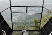 嚇到閃尿！民宿廁所設在天空步道　想如廁先練膽