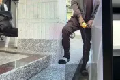 倚著特斯拉亂尿尿！小便男觸動「哨兵模式」…大小頭全入鏡