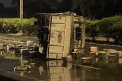 影/台74線彰化貨車自撞分隔島！側翻廢油流滿地　工務段急灑木屑止滑