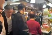 影/超尷尬！柯文哲市場拜票遇嗆　攤販婦開轟「快出去啦」：我們都沒飯吃了