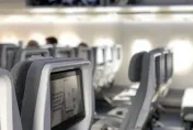 夫妻要坐一起！美旅遊作家搭機遭「半強制換座」　怒批：獨旅沒人權？